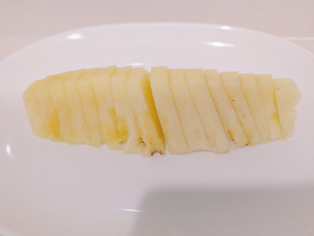 盛り付けたパイナップルの写真