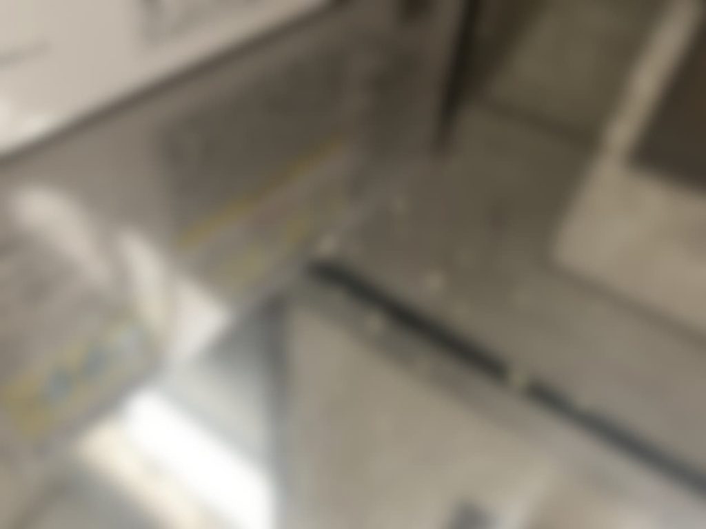 ダンゴムシの幼虫まみれのキッチンのぼかし画像